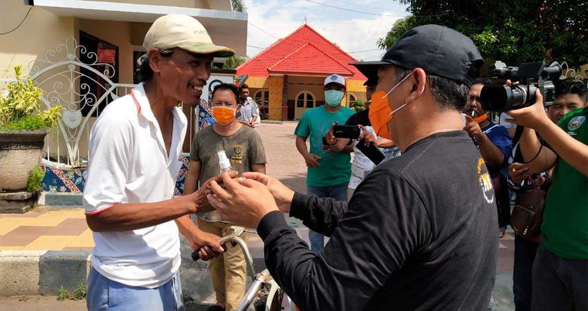 Wabup Situbondo Bagikan Hand Sanitizer Berbahan Alami