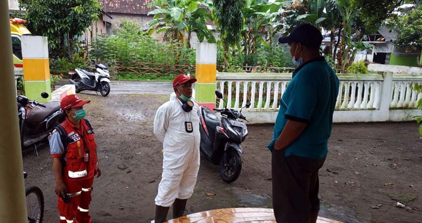 Petugas mendatangi kediaman warga Kabupaten Blitar yang meninggal di Jakarta diduga karena corona