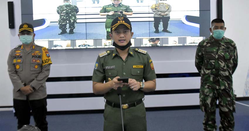 Bupati Arifin (tengah) saat teleconference bersama media di gedung Smart Center