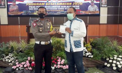 Kasat Lantas Polresta Malang Kota Kompol Priyanto SIK SH secara simbolik menyerahkan bantuan sosial kepada para sopir. (gie)