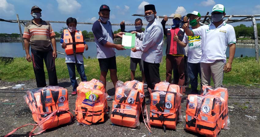 Beri Bantuan Jaket Pelampung dan Masker, BHS Disambati Nelayan, 1000 Hektar Tambak Rusak Diterjang Rob