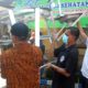 BAGI-BAGI - Koordinator Forum Komunikasi CSR Sidoarjo, Heri Soesanto beserta timnya blusukan desa dan pasar bagikan hand sanitizer dan masker, Jumat (10/4/2020)