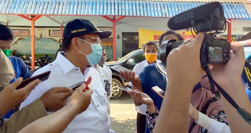 Bupati Situbondo H Dadang Wigiarto SH saat diwawancarai sejumlah wartawan.(im)