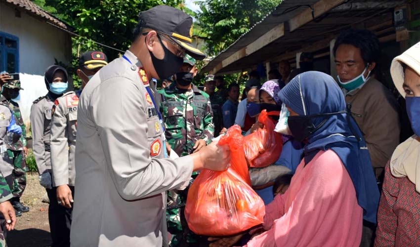 Corona Serang Indonesia, Kapolres Bondowoso Rajin Beri Bantuan ke Masyarakat