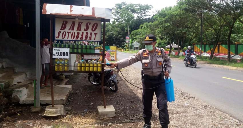 Desa Karangharjo dan Polsek Glenmore Semprot Disinfektan di Fasilitas Umum dan Rumah Warga