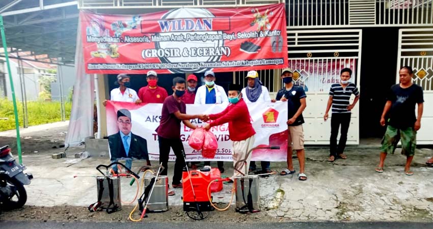 Gus Anshori Bagikan Ratusan Masker dan Semprotkan Disinfektan ke Desa Surabayan