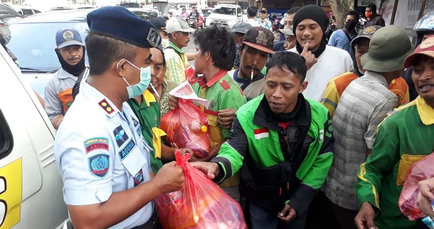 Kalapas Malang ajak Napi Bagikan Sembako dan Masker, Diserbu Masyarakat