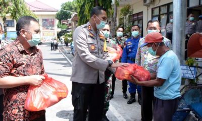 Kapolres bersama Dandim 0823 dan Bupati Situbondo Berikan Bantuan Sembako dan Masker kepada Tukang Becak