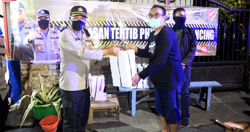Kapolresta Malang Patroli Sahur, Bagikan Makan Sahur ke Pos Kamling dan Masyarakat