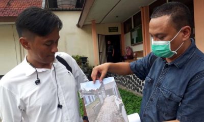 Rudy Murdhani SH, kuasa hukum Kujang menunjukan foto pagar rumah Chatalina saat dalam proses pembangunan oleh keluarga kliennya. (gie)