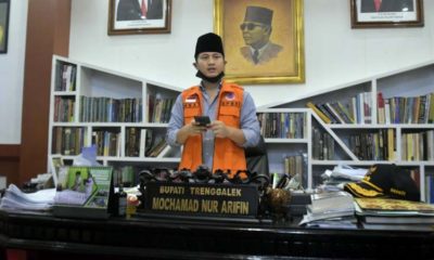 Bupati Trenggalek Mochamad Nur Arifin saat berada di ruang kerjanya. (ist)