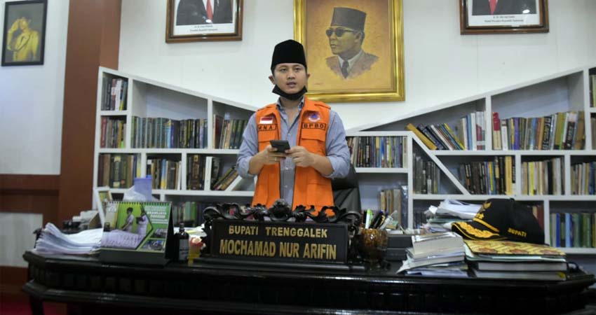 Bupati Trenggalek Mochamad Nur Arifin saat berada di ruang kerjanya. (ist)