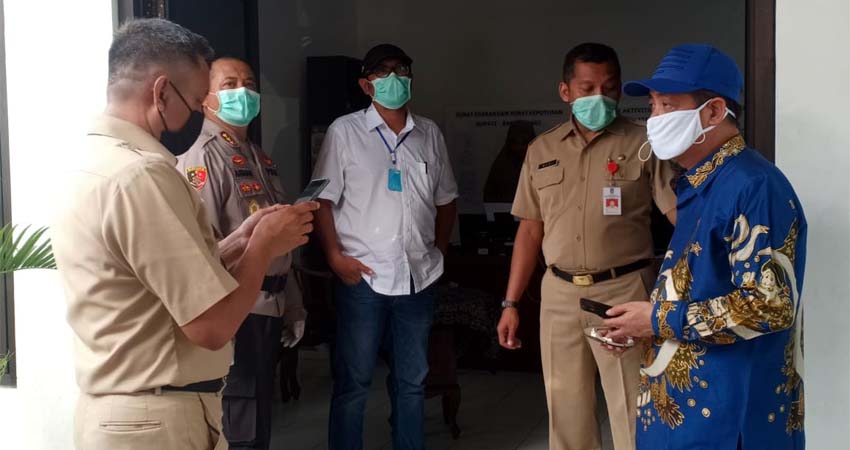 Ketua DPRD Banyuwangi I Made Cahyana Negara (baju putih pakai masker) saat mengecek alat kelengkapan penanganan penyebaran virus Corona (Covid-19), Selasa (31/03/2020) siang. (ras)