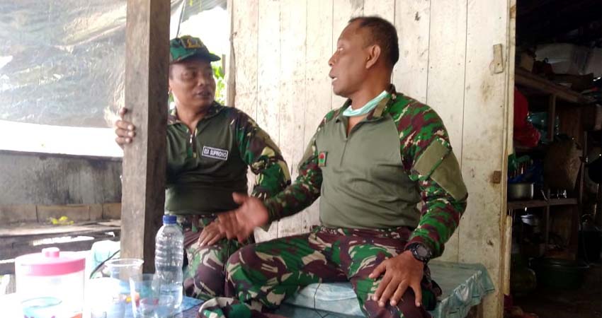 SALING BERTEMU MANTAN ANGGOTA KOPASSUS: Satgas TMMD ke-107 Kodim 0823 Situbondo. (im)