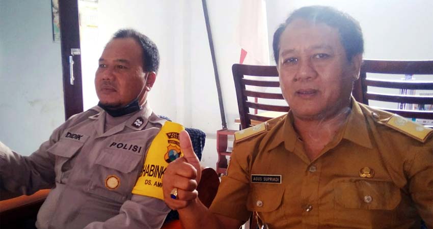 Kades Ampelgading Agus Supriadi Bersama Aiptu Didik Bhabinkamtibmas Polsek Tirtoyudo. (sur)