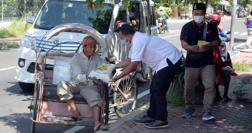 Muhammadiyah Covid -19 Command Center Bagikan Sembako di Bondowoso