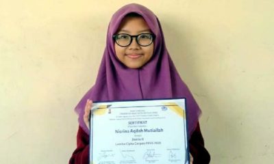 Nisrina Aqilah Mutiallah, menunjukkan sertifikat Juara II Lomba Cipta Cerpen FBSS 2020 tingkat Provinsi Jawa Timur. (ist)