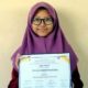 Nisrina Aqilah Mutiallah, menunjukkan sertifikat Juara II Lomba Cipta Cerpen FBSS 2020 tingkat Provinsi Jawa Timur. (ist)