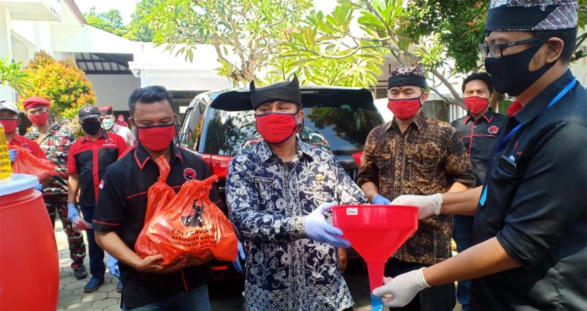 PDI Perjuangan Bersama Ormas Banyuwangi Bagi Ratusan Sembako Masker dan Tong Air