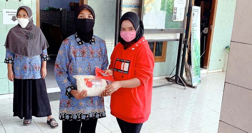 Venny Ayu Soraya SSos Serahkan Bantuan Beras. (Ist)