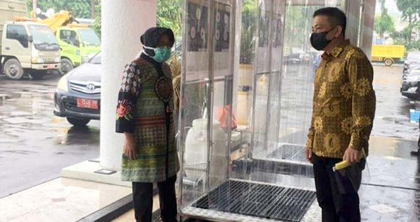 Pemkot Surabaya Terima Bantuan Bilik Sterlisasi dan APD dari Ubaya