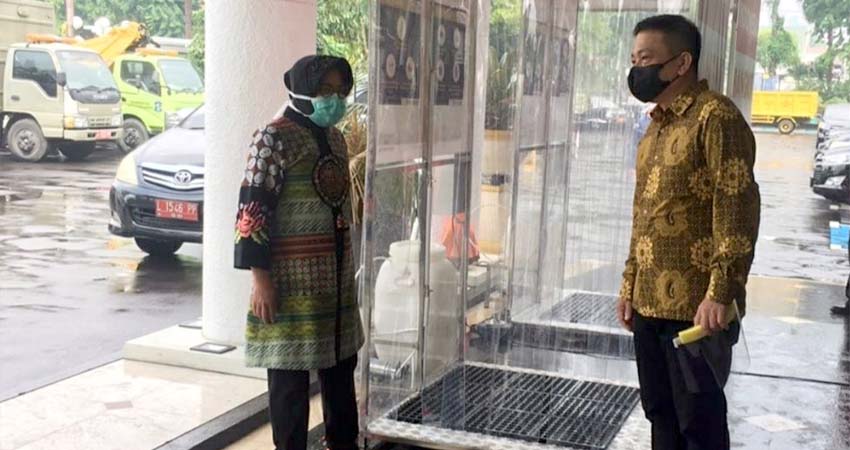 BILIK STERILISASI: Wali Kota Surabaya Tri Rismaharini mengamati bilik sterilisasi bantuan Ubaya