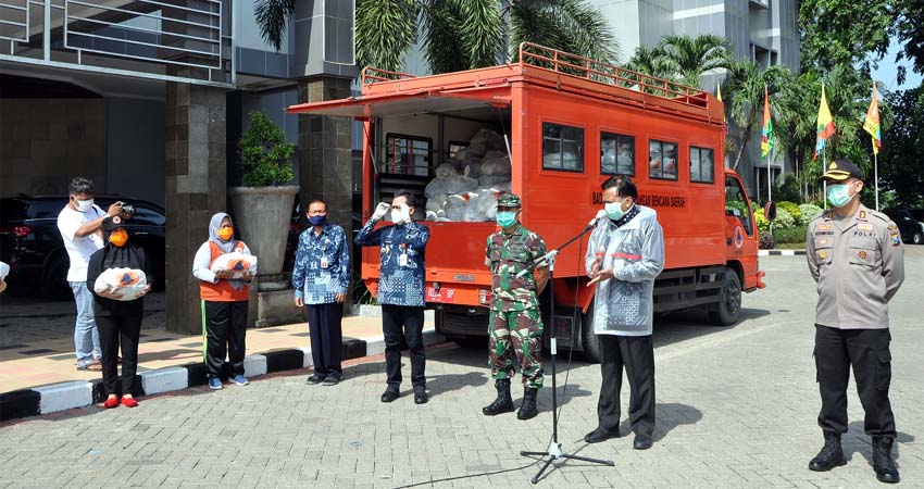 Bersama Forkopimda, Bupati Gresik, Sambari saat peluncuran bantuan paket sembako untuk masyarakat korban terdampak pandemi COVID-19 yang berlangsung di Halaman Kanttor Bupati Gresik, Selasa (7/4/2020)