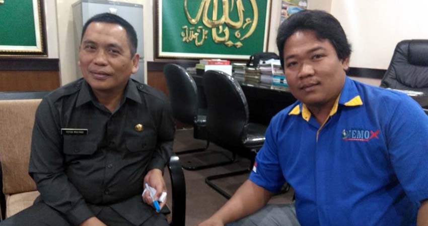 Wakil Bupati Situbondo Ir H Yoyok Mulyadi M Si bersama jurnalis Memontum.com. (ist)