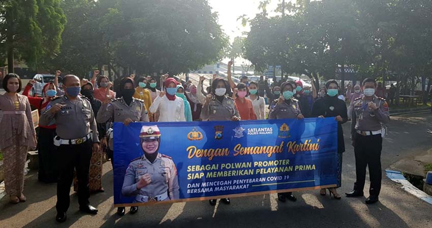 Peringati Hari Kartini, Polwan Satpas Polres Malang Kenakan Kebaya, Layani Pemohon SIM