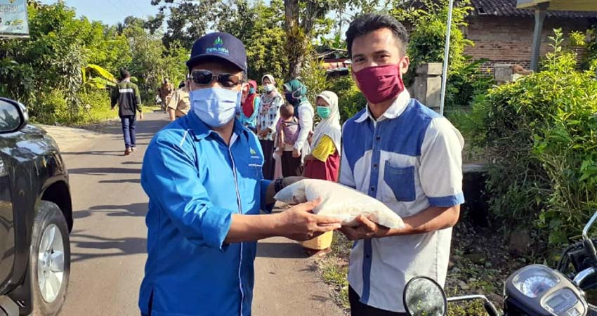 Perumda Tirta Kanjuruhan Berikan Bantuan ke Masyarakat Terdampak Pandemi Covid-19