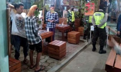 Petugas gabungan keamanan TNI, Polri dan Sat Pol PP melakukan pembubaran di Kafe dan warung kopi se-Kecamatan Sumberjambe. (tog)