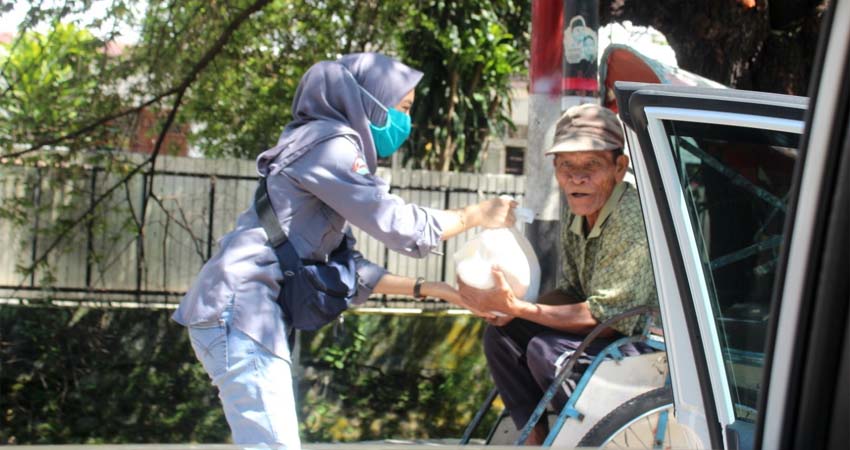 Polinema Peduli Terdampak Covid-19 Bagikan Sembako dan Hand Sanitizer di Pasar Tawangmangu