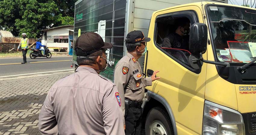 Polisi Putar Balik 21 Kendaraan Pemudik Saat Lintasi Perbatasan Situbondo