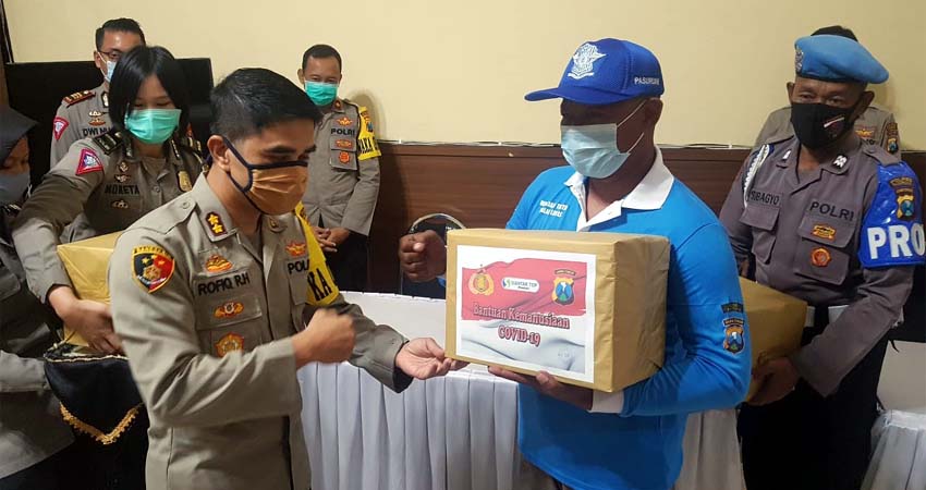 Polres Pasuruan Bersama PT Siantar Top Bagi 1500 Paket Sembako