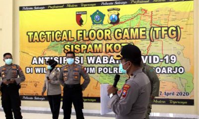 PENJELASAN - Kabag Ops Polresta Sidoarjo memberikan penjelasan kepada semua pihak soal Tactical Floor Game (TFG) sebagai antisipasi penyebaran virus Corona (Covid-19), Selasa (7/4/2020) sore