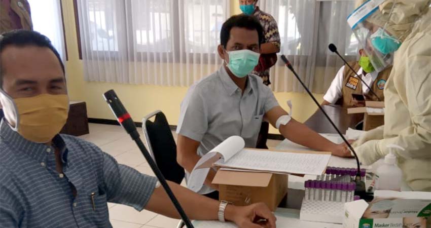 Mahmudi dan Ha'i anggota komisi A DPRD Bangkalan mengikuti tes rapid