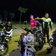 Petugas Patroli gabungan saat menjaring belasan remaja dengan sepeda motornya yang sedang balapan. (im)
