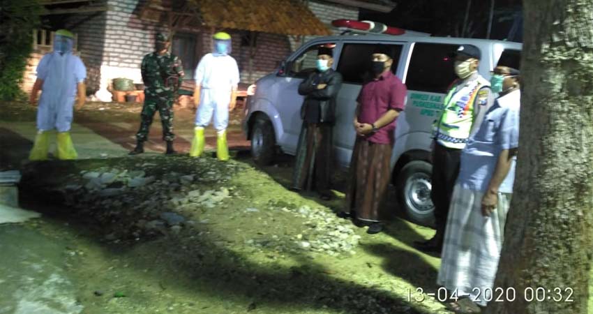 Suasana penjemputan paksa oleh Satgas Covid di sebuah Desa di Kecamatan Proppo ahad malam