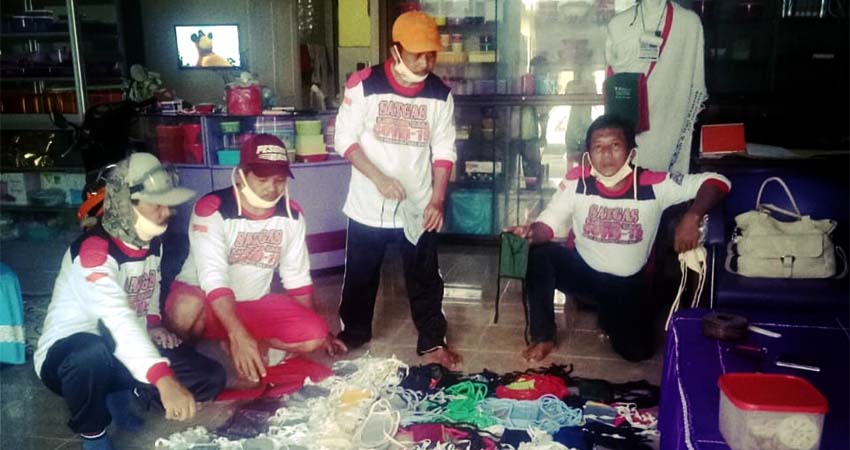 Satgas Kampoeng Siaga Covid-19 Desa Genteng Kulon Bagikan Ratusan Sembako