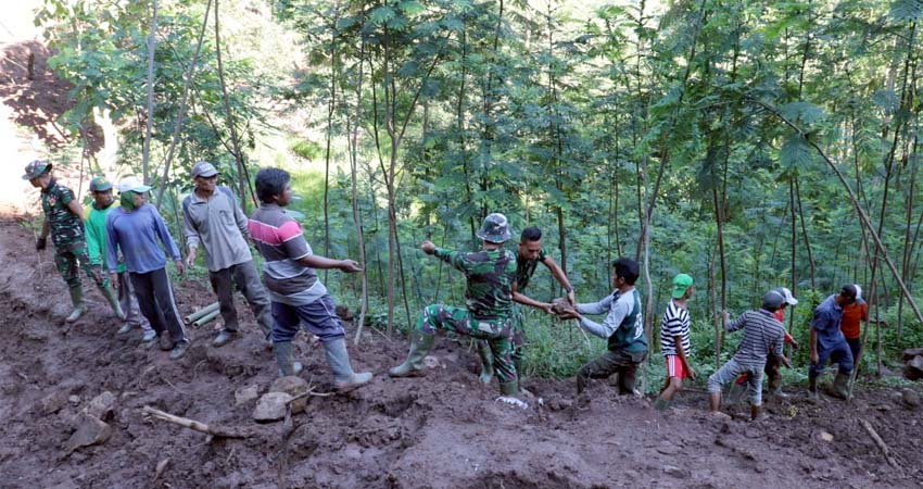 Satgas TMMD ke- 107 Kodim 0823 Situbondo dibantu masyarakat Gotong-royong kerjakan plengsengan. (im)