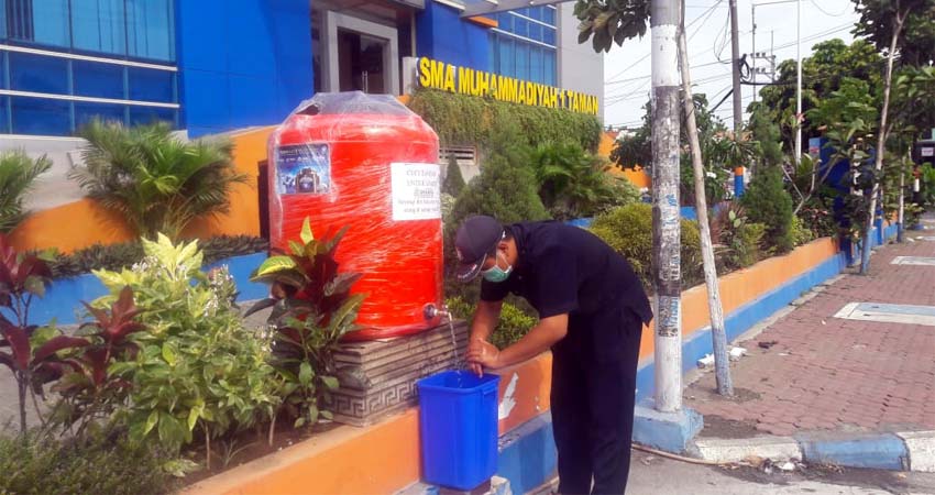 CUCI TANGAN - Sebagai salah satu langkah pencegahan wabah virus Corona (Covid-19) SMA Muhammadiyah 1 Taman (Smamita) Sidoarjo menyediakan tempat cuci tangan di depan gedung sekolah yang bisa digunakan untuk umum, Rabu (8/4/2020)