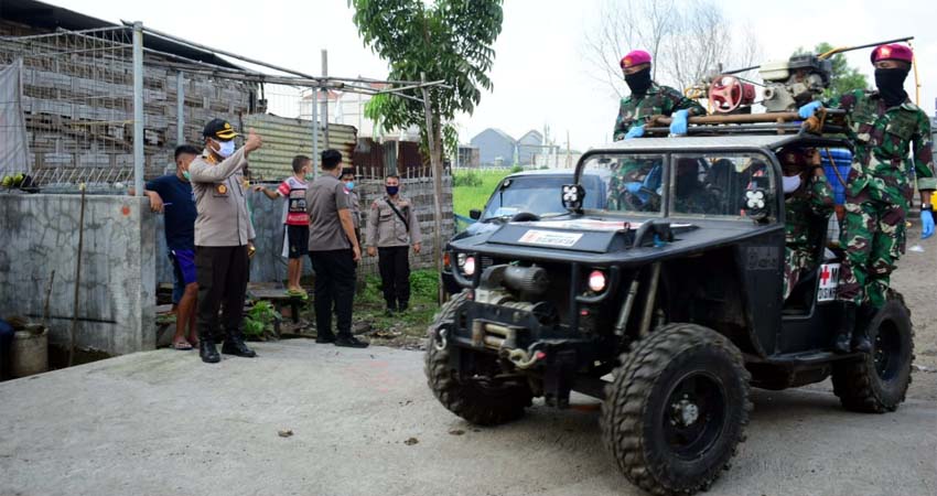 Tim Gabungan Semprotkan Disinfektan Zona Merah Covid-19 di Sidoarjo