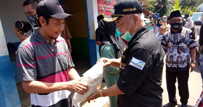 Tinjau Penyaluran Bantuan, Forpimda Kabupaten Malang Susuri Perbukitan Lebakharjo