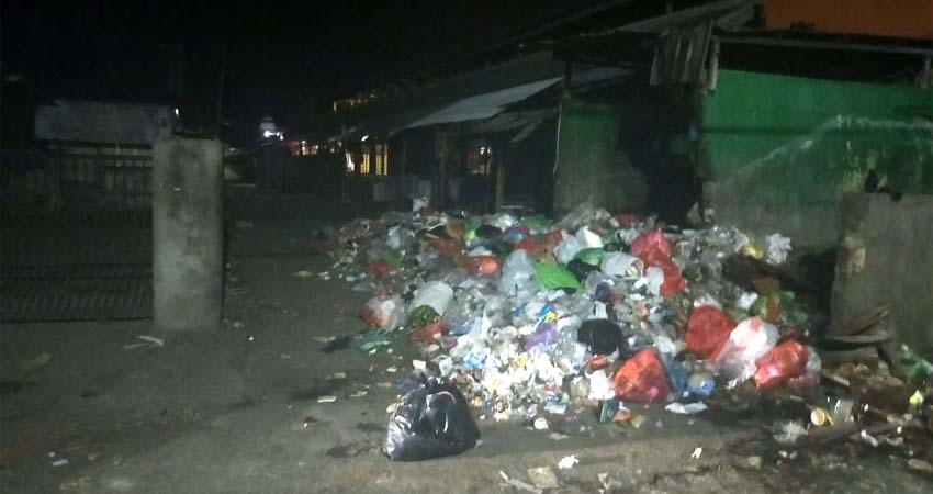 Tumpukan sampah di Tempat Pembuangan Sementara (TPS) pasar Genteng 2 Banyuwangi. (ist)