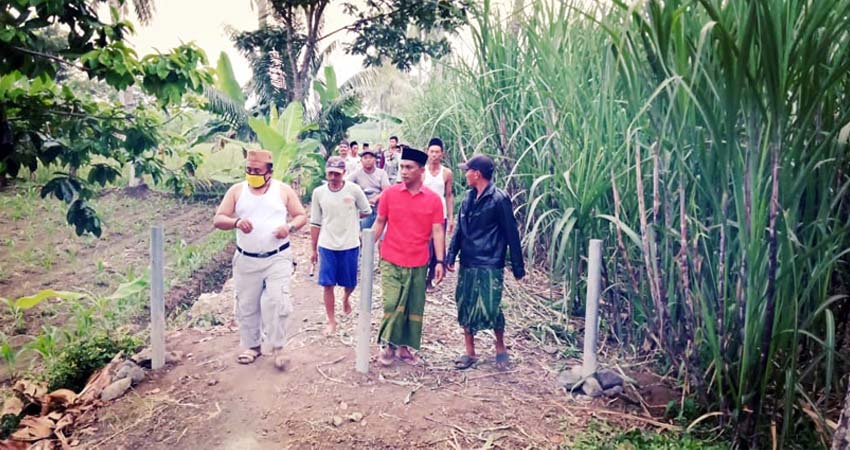 Warga Tunjung Lumajang Tutup Jalan Desa, Tuntut PG Jatiroto Lakukan Perbaikan