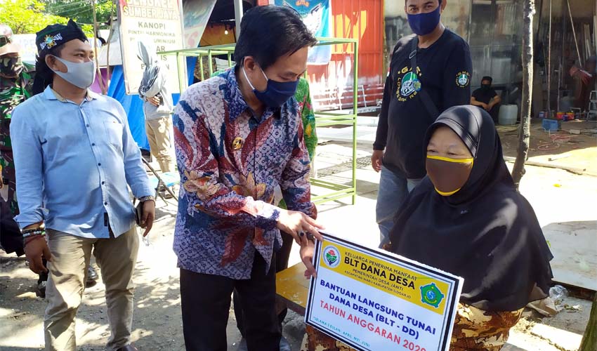 SALURKAN - Plt Bupati Sidoarjo, Nur Ahmad Syaifuddin menyerahkan Bantuan Langsung Tunai (BLT) senilai Rp 600.000 per bulan untuk 80 warga Desa Janti, Kecamatan Waru, Sidoarjo, Kamis (14/5/2020)