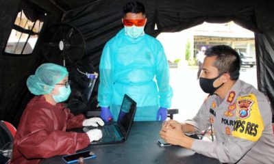 Kapolres Jember AKBP Aris Supiyono dan petugas Kesehatan saat rapid test. (humas polres Jember For Memontum.com)