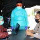 Kapolres Jember AKBP Aris Supiyono dan petugas Kesehatan saat rapid test. (humas polres Jember For Memontum.com)
