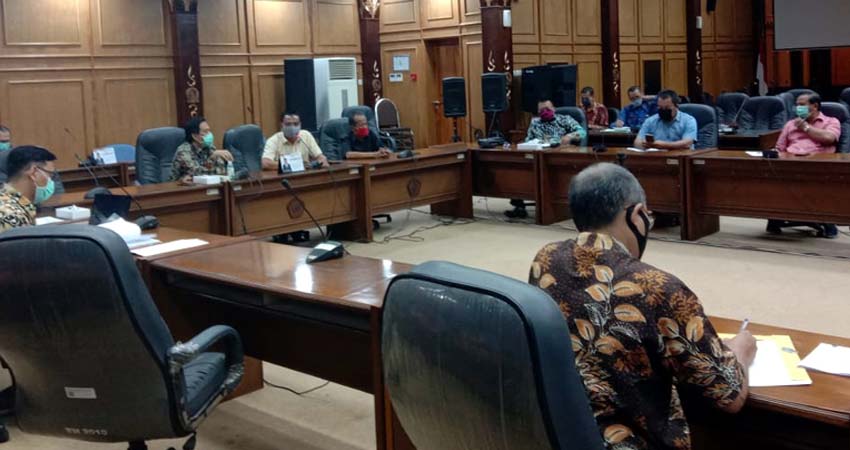 HEARING - Para pimpinan DPRD Sidoarjo dan Komisi serta fraksi menggelar hearing bersama ekskutif soal realisasi pembangunan RSUD Barat di ruang Paripurna DPRD Sidoarjo, Selasa (12/5/2020)