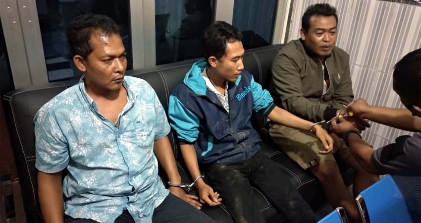 Tiga pelaku saat diamankan Polhutmob KPH Jember. (ist)